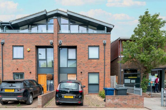 4 Bedroom Flat To Rent In Cloister Road, Acton, London, W3