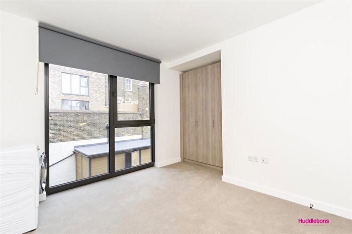 2 Bedroom Flat To Rent In Green Lanes, London, N8