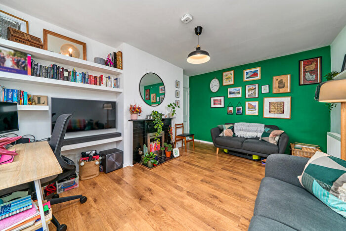 2 Bedroom Flat To Rent In Este Road, Battersea, SW11