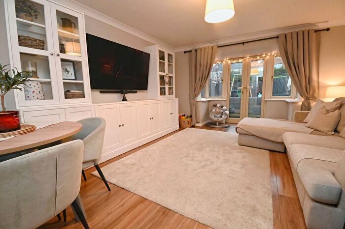 3 Bedroom Town House For Sale In Northcroft, Shafton, Barnsley, S72