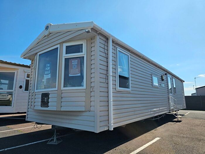 3 Bedroom Mobile/park Home For Sale In Beach Road, St. Osyth, Clacton-On-Sea, CO16
