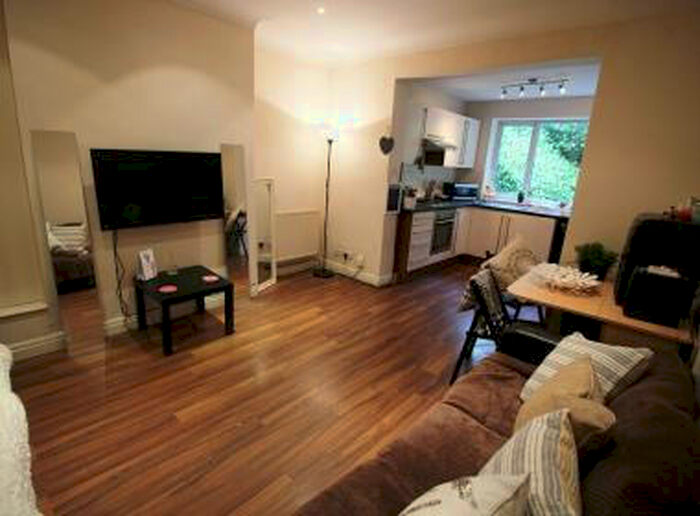 6 Bedroom House To Rent In Headingley Crescent, Leeds, LS6