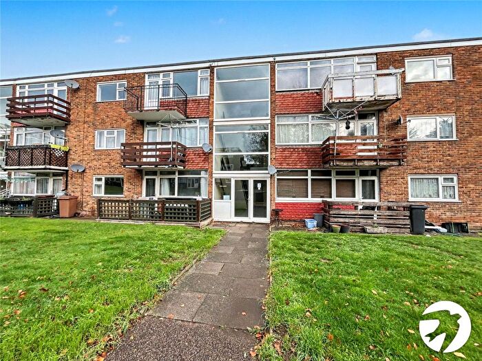 2 Bedroom Flat For Sale In Cypress Court, Rochester, Kent, ME2