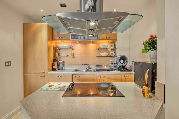 2 Bedroom Flat To Rent In Lombard Road, London, SW11