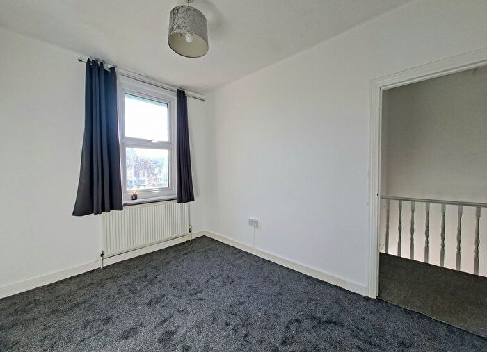 3 Bedroom Detached House To Rent In Elphinstone Road, Walthamstow, E17