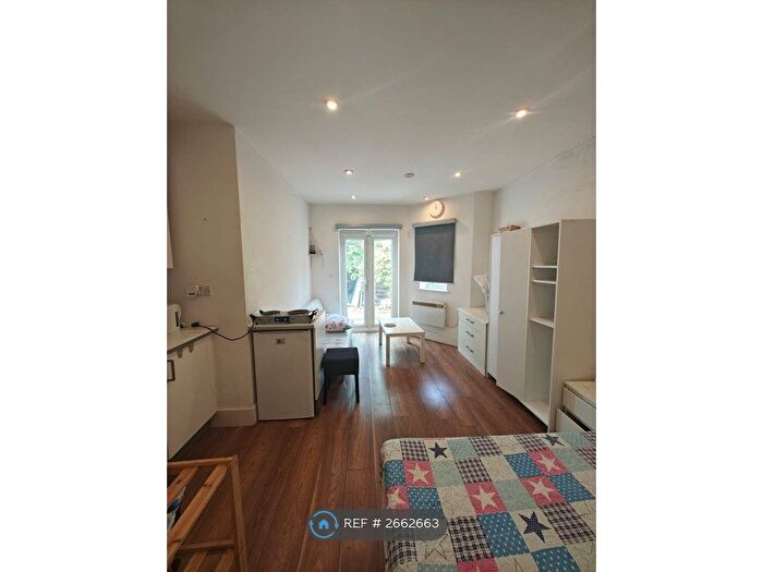 Studio To Rent In Brentmead Place, London, NW11