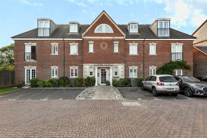 2 Bedroom Flat To Rent In Wolfe Close, Chichester, PO19