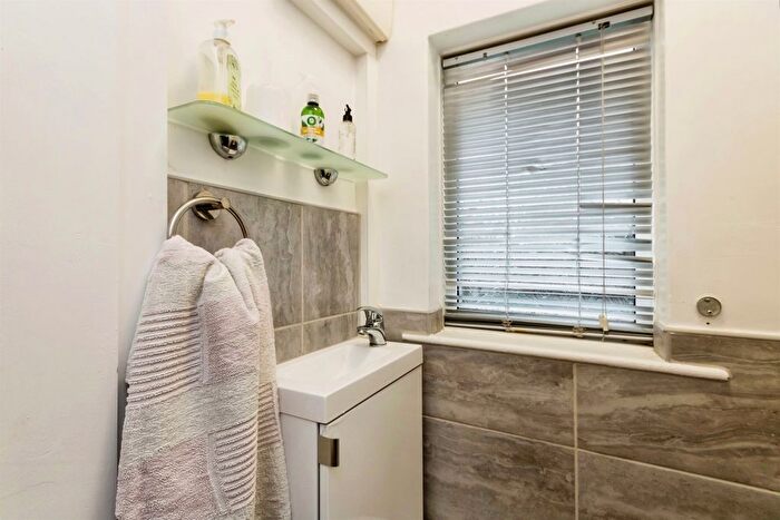 3 Bedroom Detached House For Sale In Newlyn Drive, Nottingham, NG8