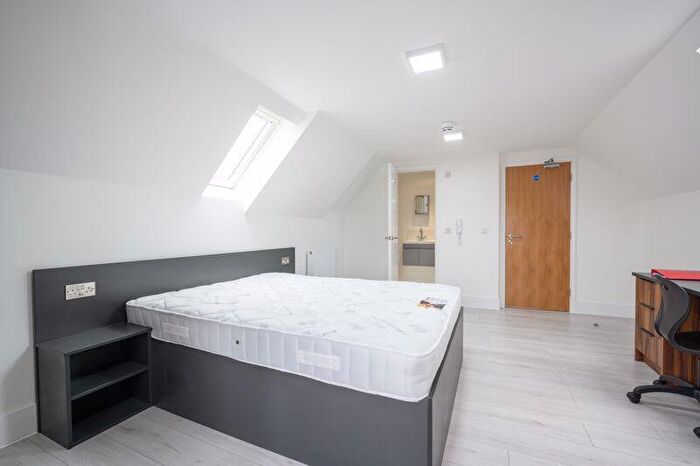 1 Bedroom Flat To Rent In High Street, Walton-On-Thames, KT12