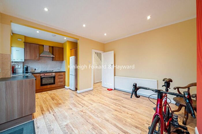 3 Bedroom Semi-Detached House To Rent In Kingsway, New Malden, KT3