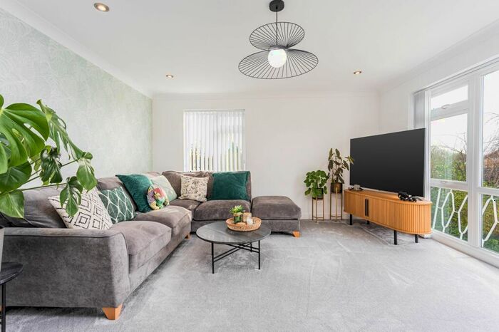 2 Bedroom Apartment To Rent In Grovelands, Horley, RH6