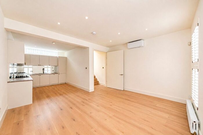 3 Bedroom Flat To Rent In Portobello Road, Notting Hill, London, W11