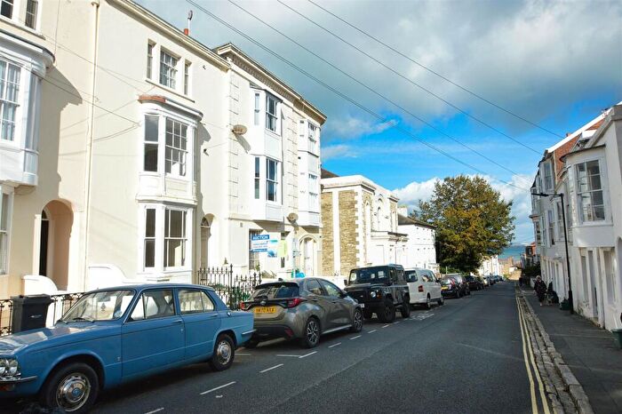 2 Bedroom Flat For Sale In Central Ryde, PO33