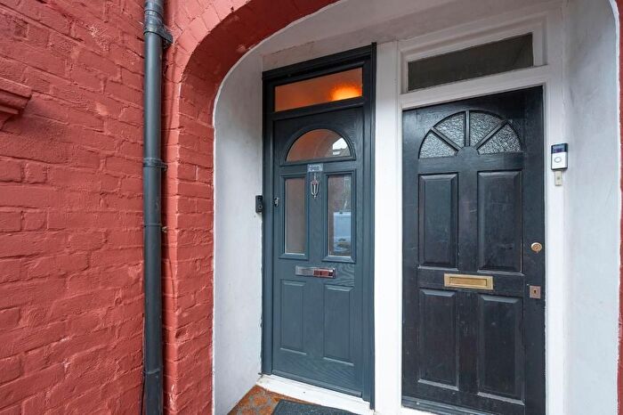 2 Bedroom Flat For Sale In Oxford Avenue, Wimbledon Chase, London, SW20