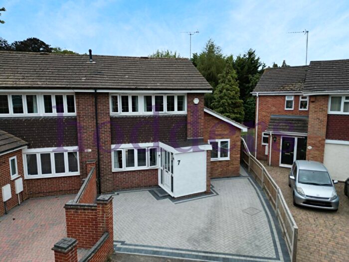 4 Bedroom Semi-Detached House To Rent In Chertsey, Surrey, KT16