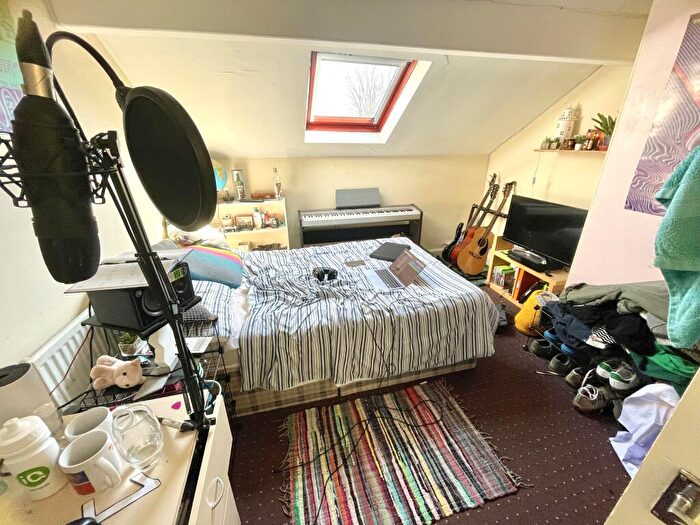 3 Bedroom Flat To Rent In Regent Park Avenue, Hyde Park, Leeds, LS6