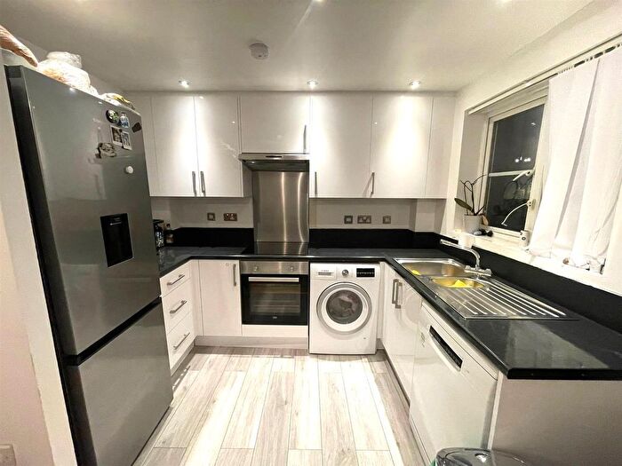 2 Bedroom Flat To Rent In Yukon Road, Broxbourne, EN10