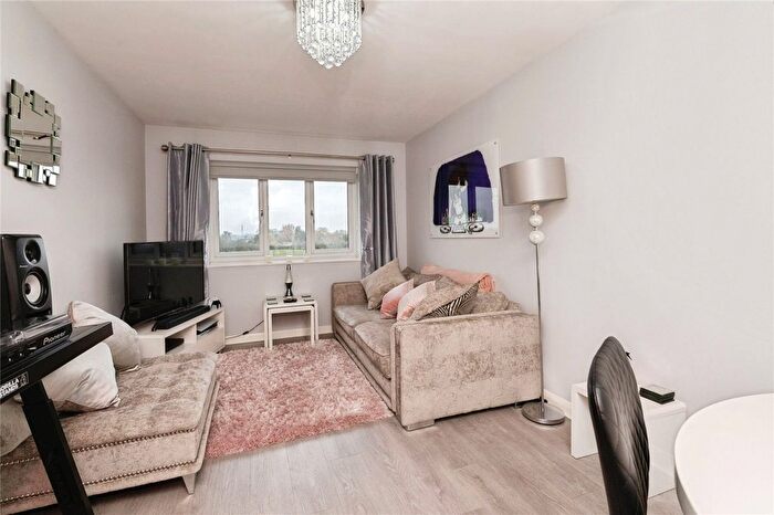 1 Bedroom Flat For Sale In Radwinter Avenue, Wickford, Essex, SS12
