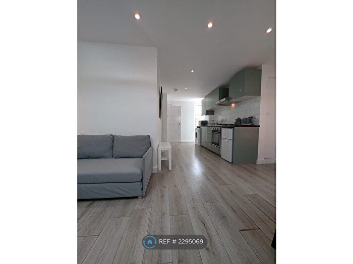 1 Bedroom Flat To Rent In Garratt Lane, London, SW17