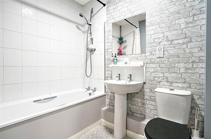 2 Bedroom Apartment For Sale In Windrush Drive, High Wycombe, Buckinghamshire, HP13