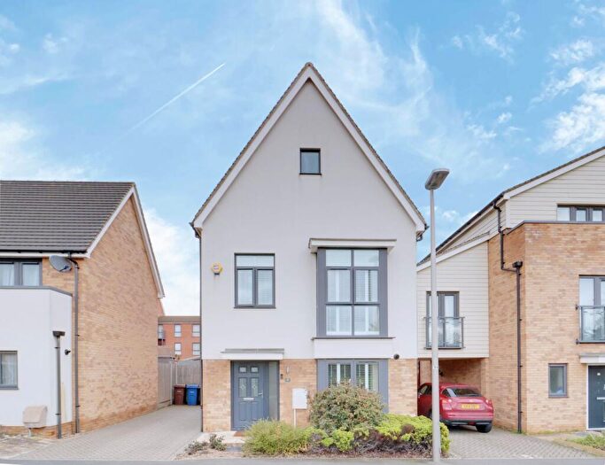 4 Bedroom Link Detached House For Sale In Meadow Drive, Aveley, RM15