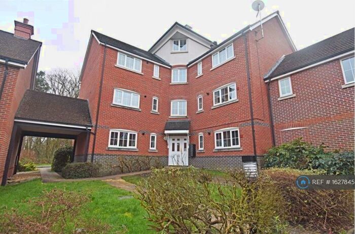 2 Bedroom Flat To Rent In De Port Gardens, Chineham, Basingstoke, RG24