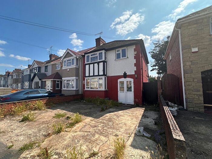 4 Bedroom End Of Terrace House To Rent In Berwick Avenue, Hayes, UB4