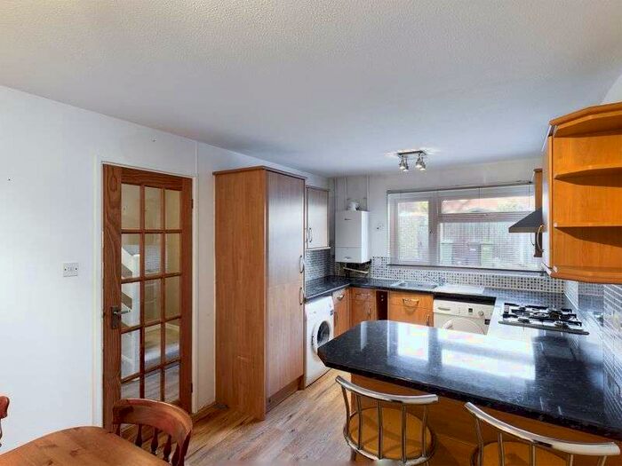 3 Bedroom Property To Rent In Lakers Rise, Banstead. SM7