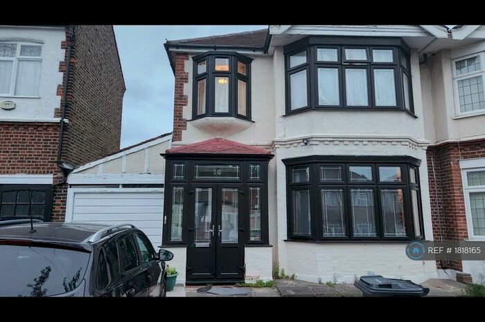 3 Bedroom Semi-Detached House To Rent In Fernhall Drive, Ilford, IG4