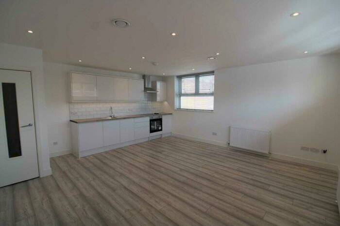 2 Bedroom Flat To Rent In Darkes Lane, Potters Bar, EN6