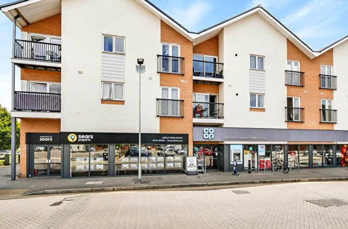 2 Bedroom Flat For Sale In Falcon Way, Jennetts Park, RG12