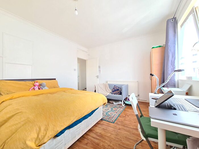 2 Bedroom Flat To Rent In Globe Road, London, E2