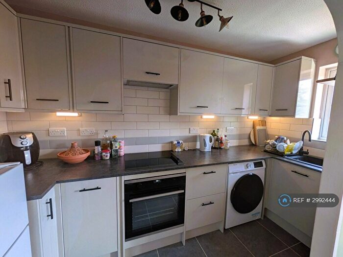 1 Bedroom Flat To Rent In Atholl House, Redhill, RH1
