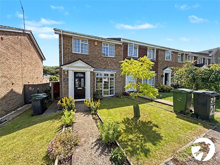 3 Bedroom End Of Terrace House For Sale In Yew Tree Close, Lordswood, Kent, ME5