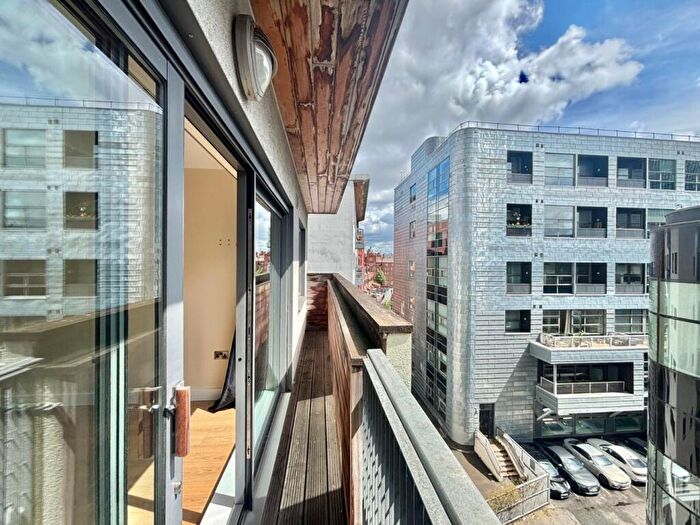 2 Bedroom Flat To Rent In Oldham Road, Manchester, M4