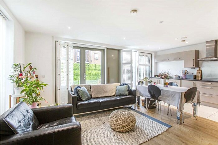 2 Bedroom Apartment To Rent In Ben Jonson Road, Stepney, London, E1