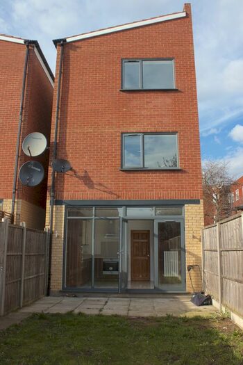 4 Bedroom Detached House To Rent In Farnburn Avenue, Slough, SL1