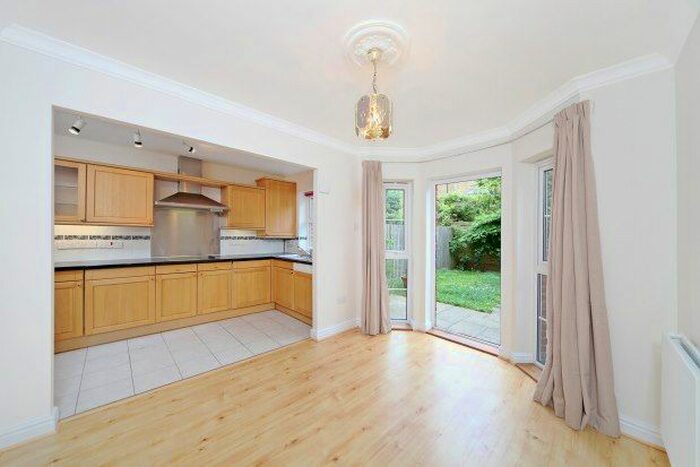4 Bedroom Town House To Rent In Russell Close, Chiswick, W4