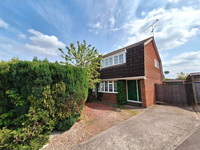 3 Bedroom Semi-Detached House To Rent In Kingsdown Close, Earley, Reading, RG6
