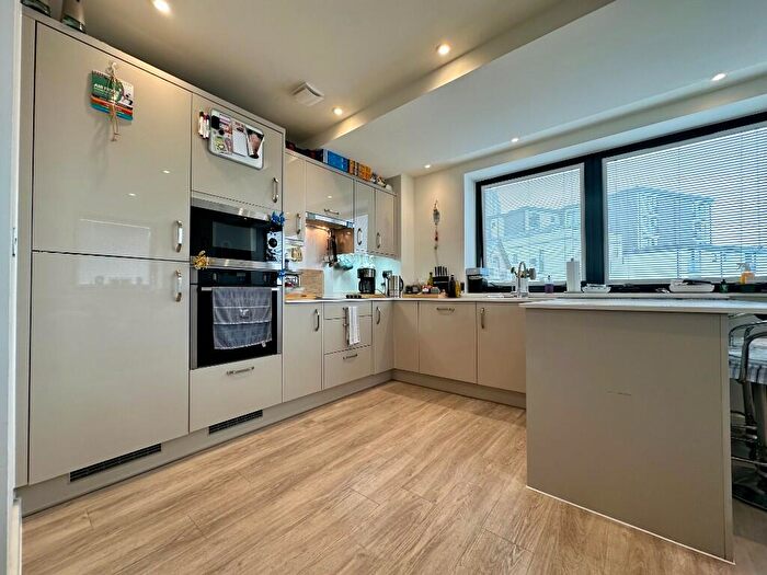 1 Bedroom Retirement Property For Sale In High Street North, Poole, Dorset, BH15