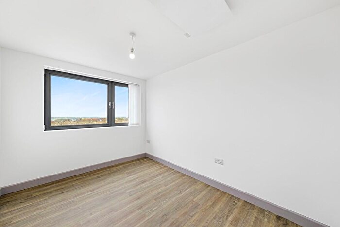 3 Bedroom Apartment To Rent In Willow House, L21