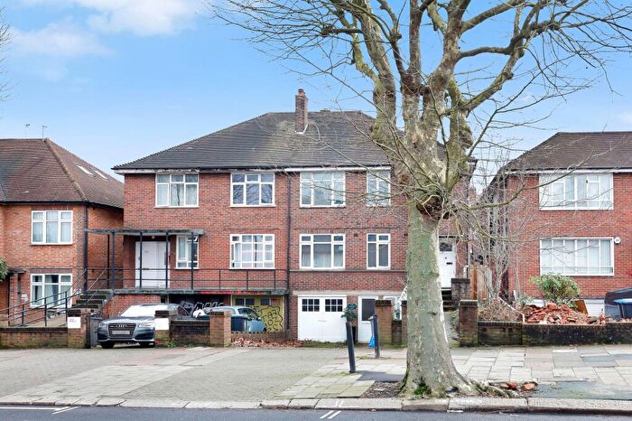 3 Bedroom Flat For Sale In Walm Lane, London, NW2