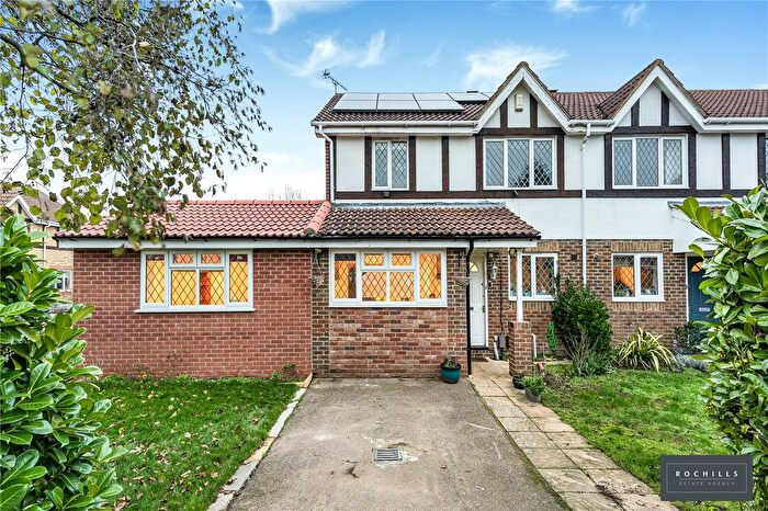 4 Bedroom End Terrace House For Sale In Danesfield Close, Walton-On-Thames, Surrey, KT12