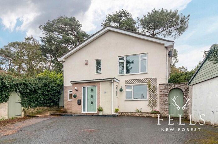 4 Bedroom Detached House For Sale In Ringwood Road, St. Leonards, BH24