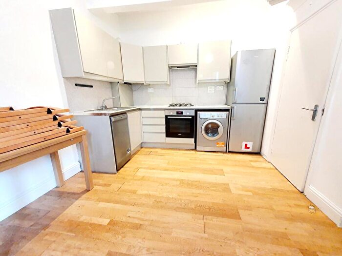 3 Bedroom Flat To Rent In Belmont Road, Haringey, N15