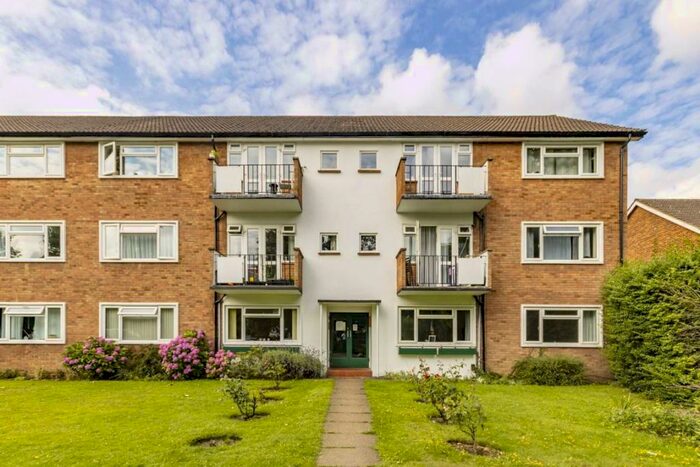 2 Bedroom Flat To Rent In Lovelace Gardens, Surbiton, KT6