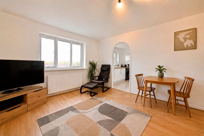 2 Bedroom Flat To Rent In Greenway Close, London, N11