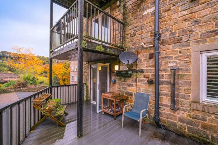 2 Bedroom Apartment For Sale In Underbank Old Road, Holmfirth, HD9