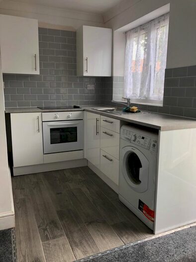 1 Bedroom Flat To Rent In Milton Road, Farnham Royal, Slough SL2