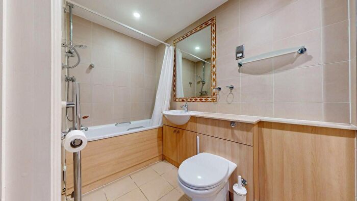 2 Bedroom Flat To Rent In Albert Terrace, London, NW1